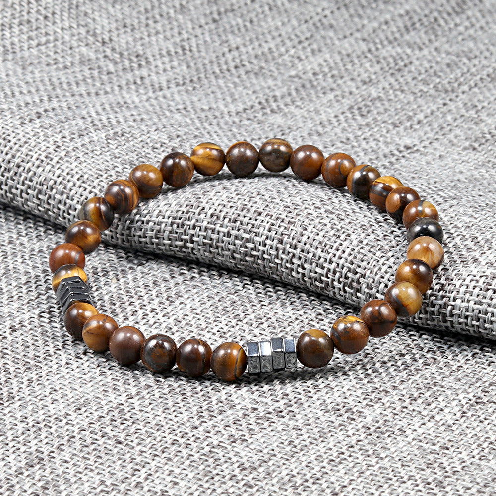 Bracelet homme fin en œil de tigre et hématite, orné de perles rondes marron et de deux cubes métalliques argentés au centre.