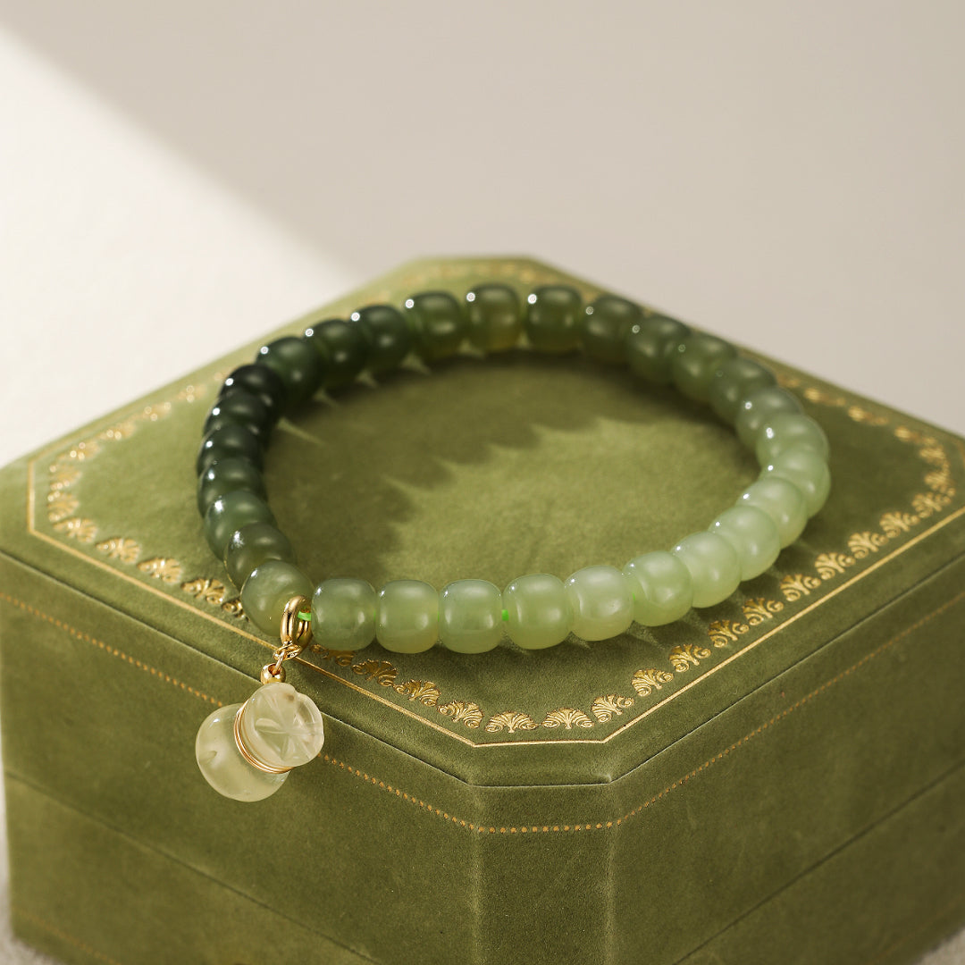 Bracelet énergétique en pierres naturelles de jade et citrine, conçu pour la fortune et la pureté. Accessoire de mode élégant et puissant.