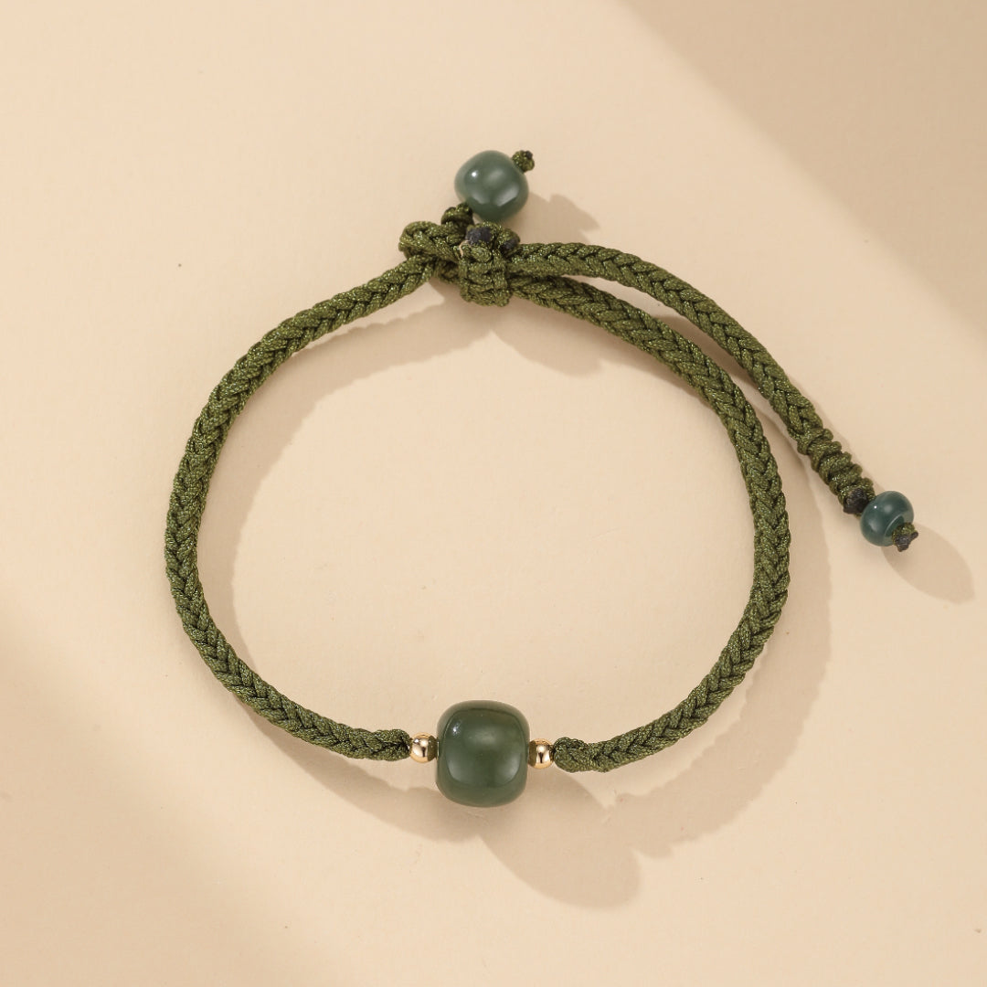 Bracelet avec perles de jade blanc en forme de donut, évoquant pureté et sagesse, un bijou spirituel élégant pour femme.