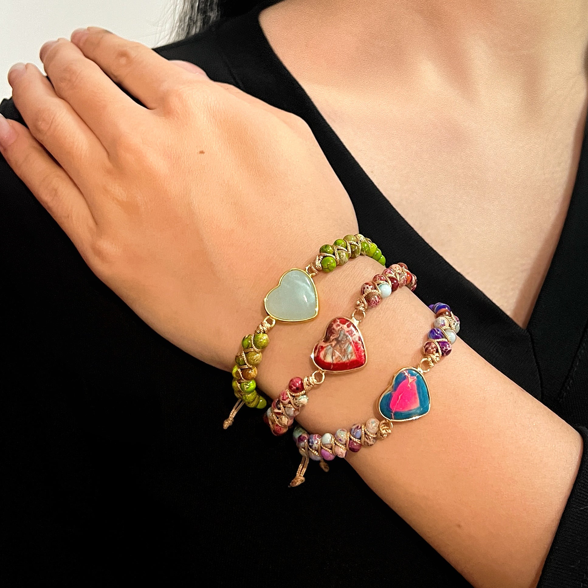 Bracelet Jaspe Amour Vibrant avec trois breloques cœur colorées et pierres naturelles sur un poignet