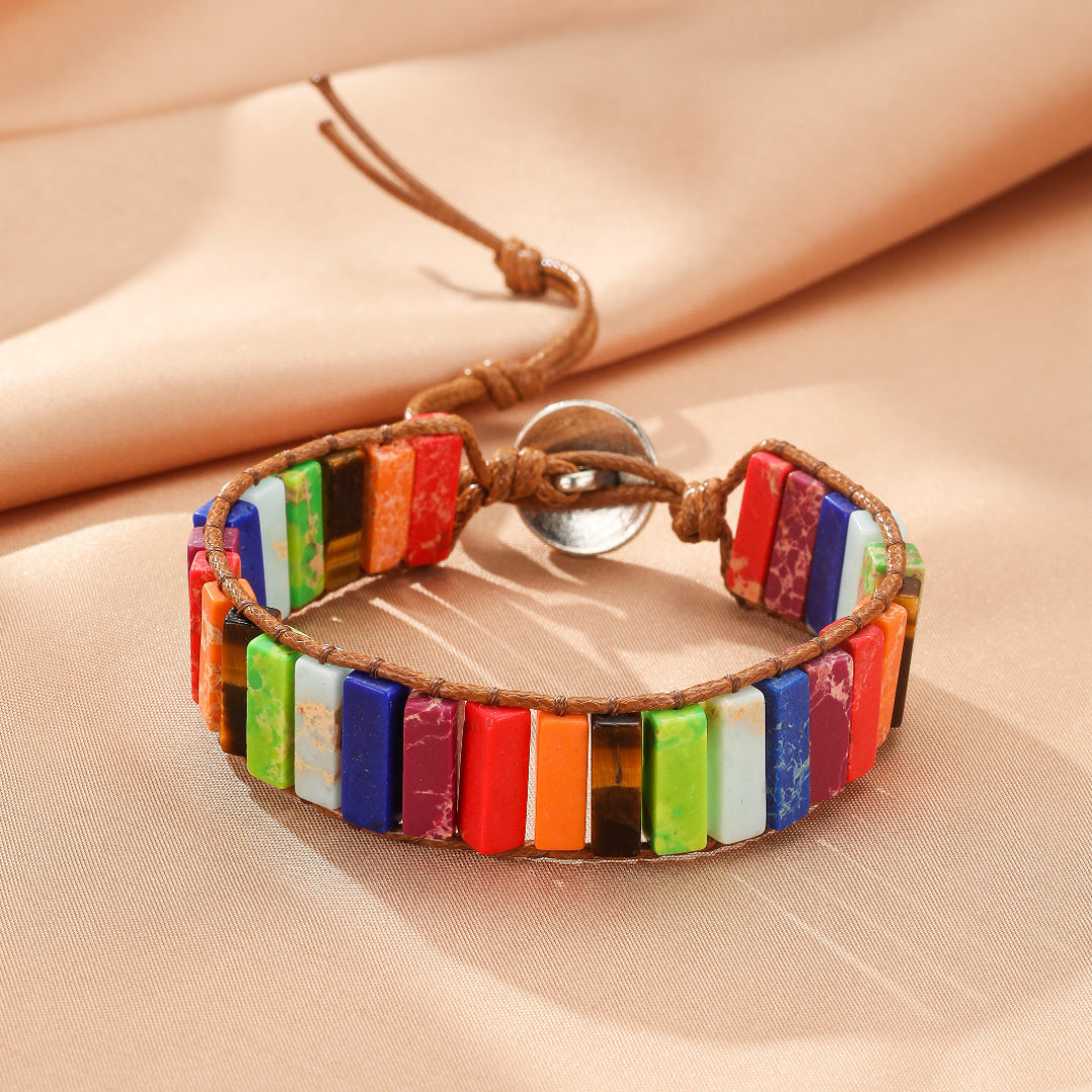 Bracelet en jaspe multicolore avec une lanière en cuir marron et fermoir argenté, harmonie des chakras.