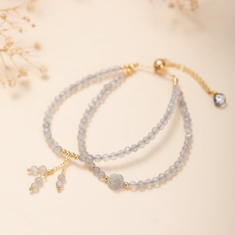 Bracelet Labradorite – Fleur Subtile, Élégance Allongée, Plaqué Or