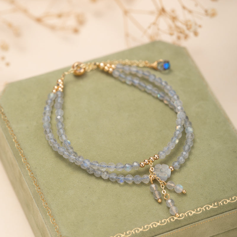 Bracelet Labradorite – Fleur Subtile, Élégance Allongée, Plaqué Or