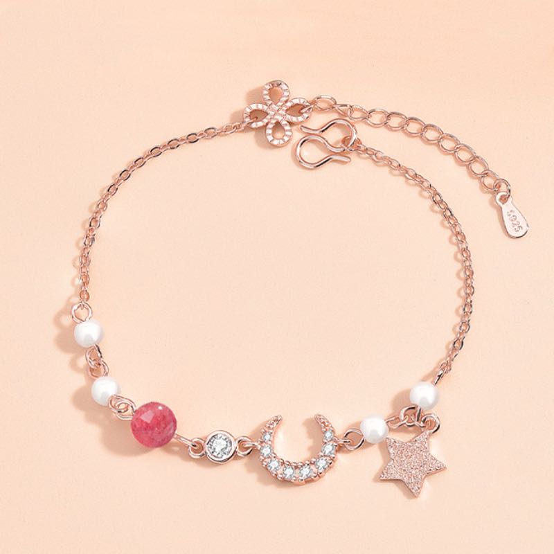 Bracelet en argent 925 plaqué or rose orné d'une lune pavée de zircons, d'une étoile scintillante, de perles blanches et d'une pierre rose facettée.