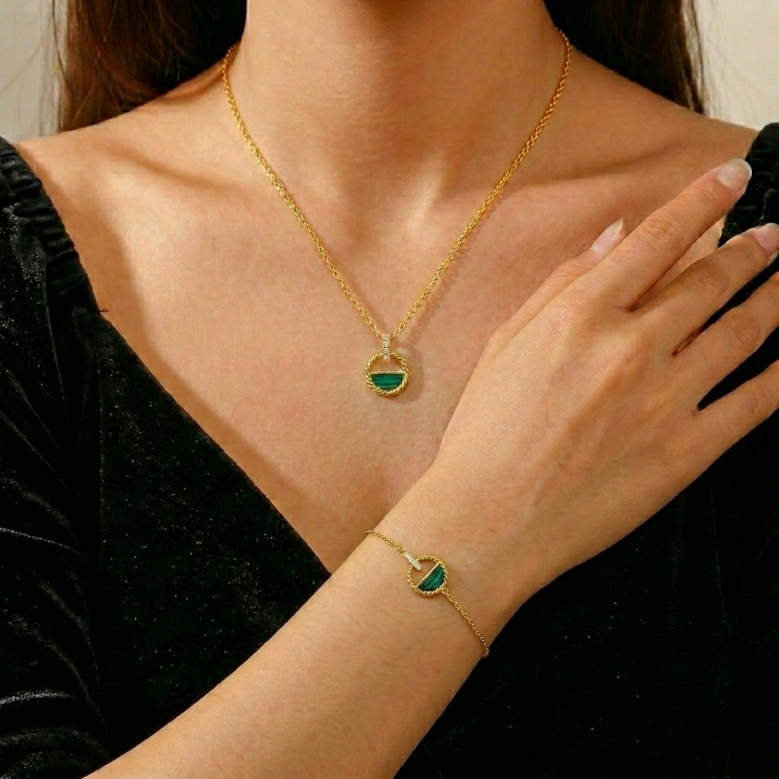 Bracelet "Cercle Lumineux" en argent plaqué or avec une pierre de malachite verte incrustée, porté par une femme.