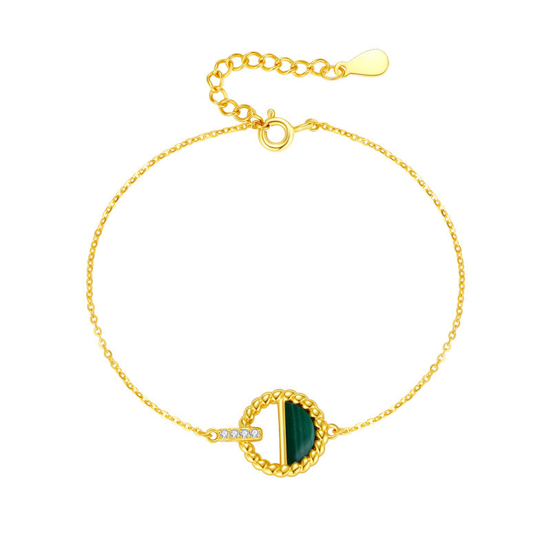 Bracelet fin en argent plaqué or avec un pendentif circulaire orné d'une moitié de malachite verte et d'une petite ligne de diamants brillants.