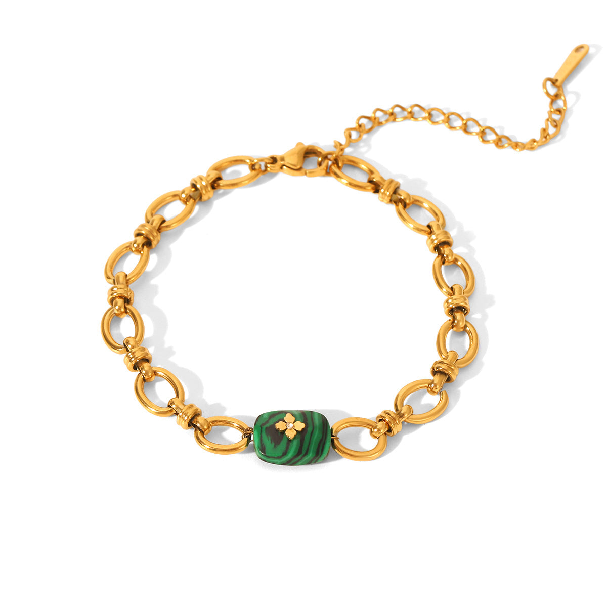 Bracelet en plaqué or avec une pierre rectangulaire en malachite verte et un motif de trèfle stylisé doré au centre.