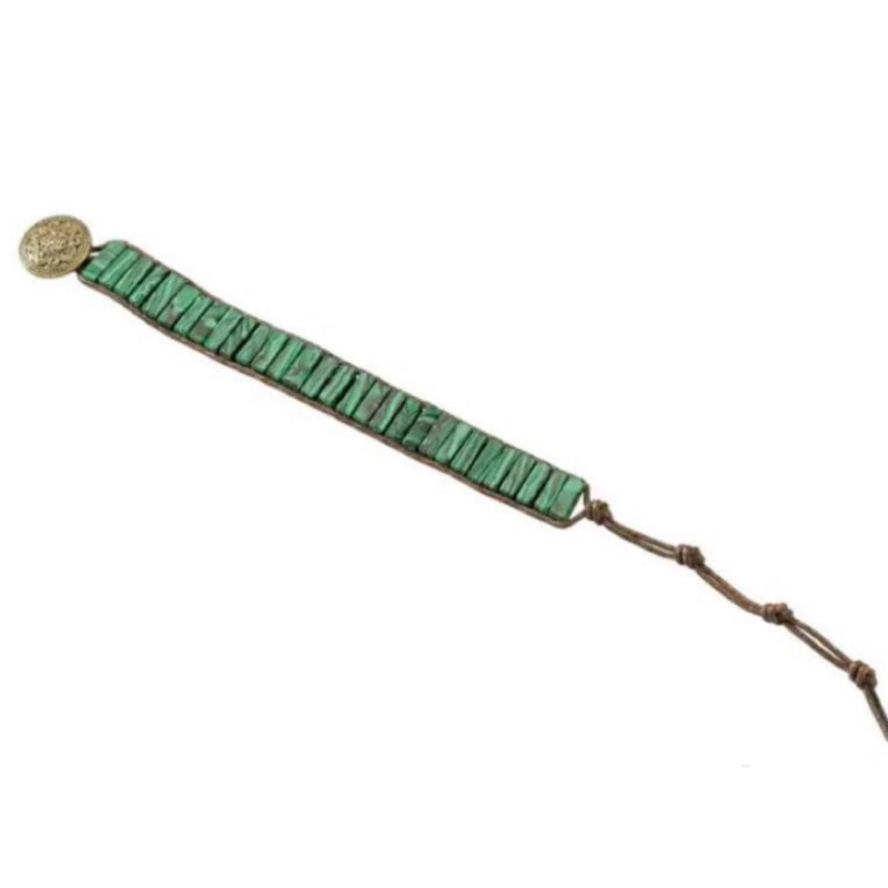 Bracelet en malachite verte éternelle avec une chaîne en cuir marron et un fermoir décoratif.