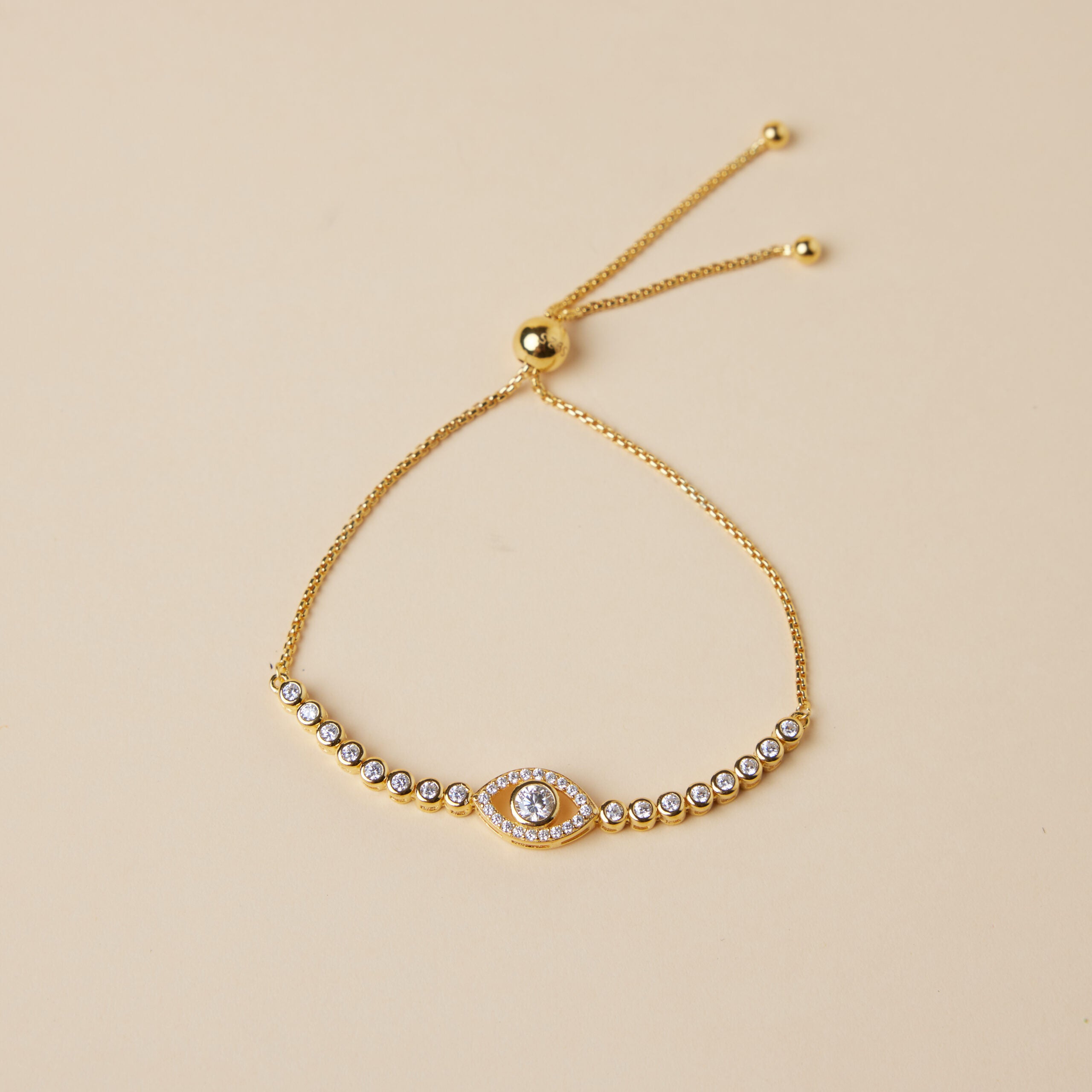 Bracelet ajustable en argent plaqué or, orné d'un motif œil du destin serti de cristaux brillants.