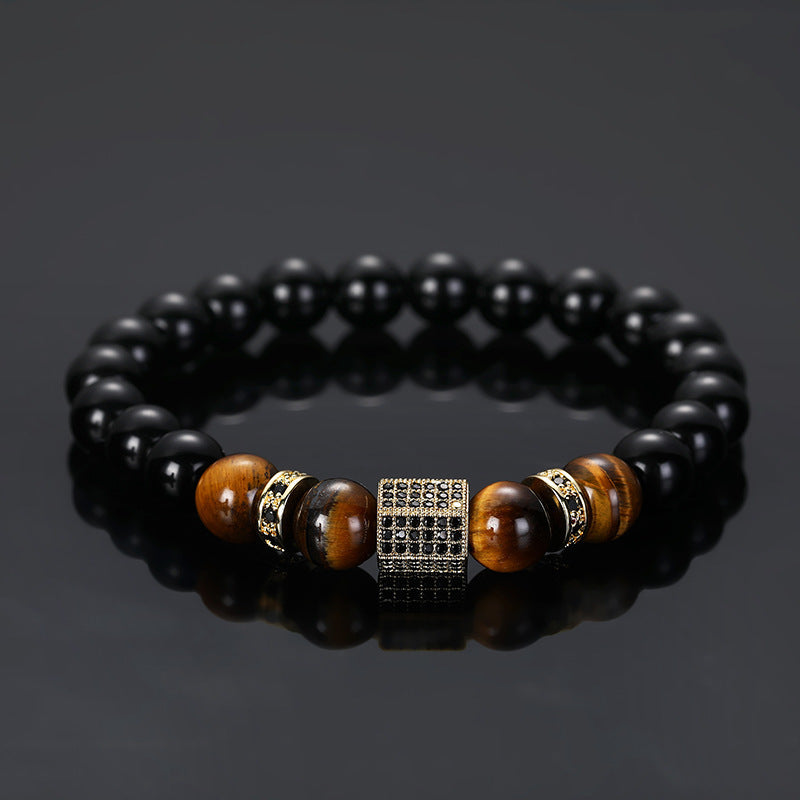 Bracelet avec perles d'onyx noir, œil de tigre et un fermoir cubique orné de zircons noirs.