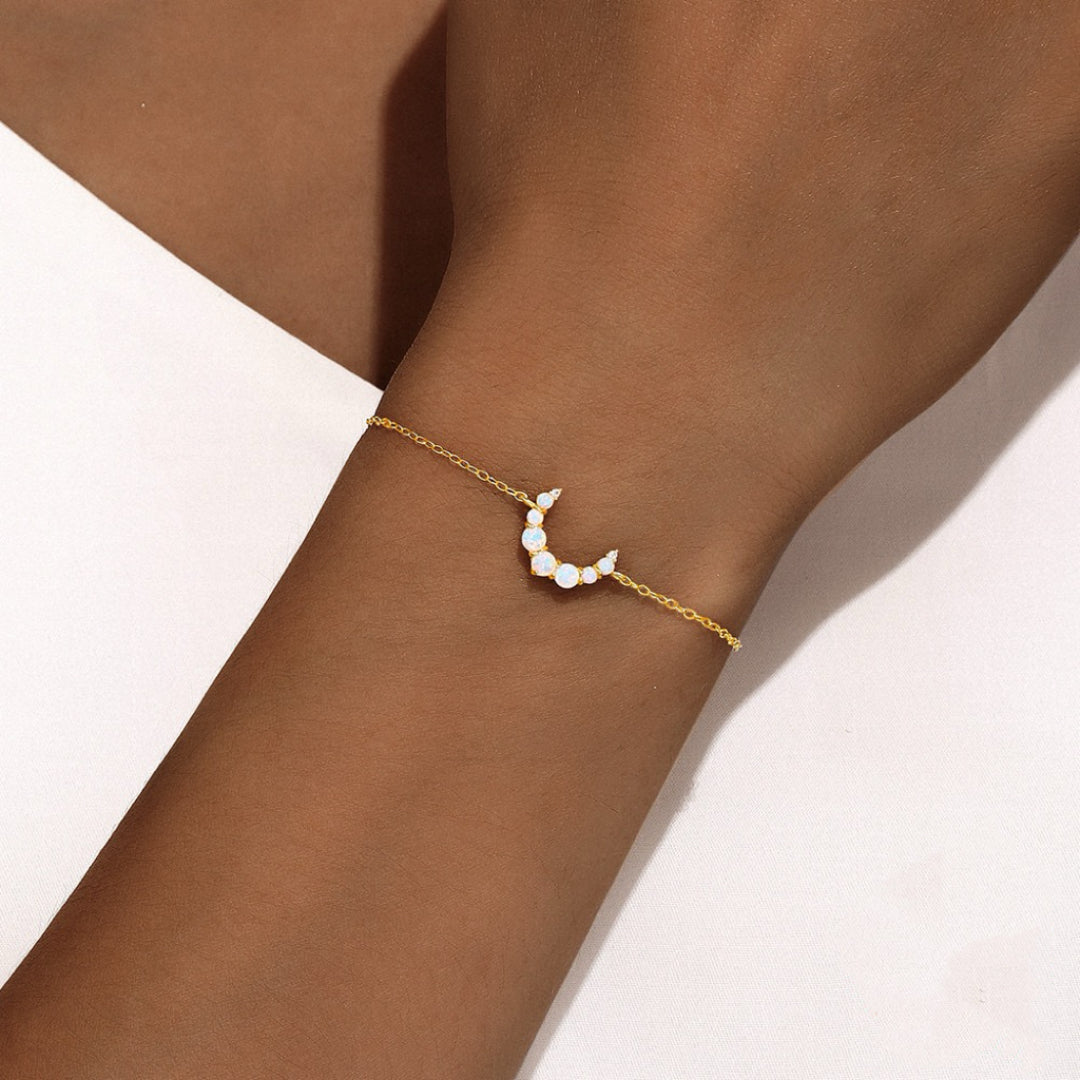 Bracelet fin en argent 925 plaqué or 18 carats avec un motif croissant de lune orné d'opales blanches scintillantes