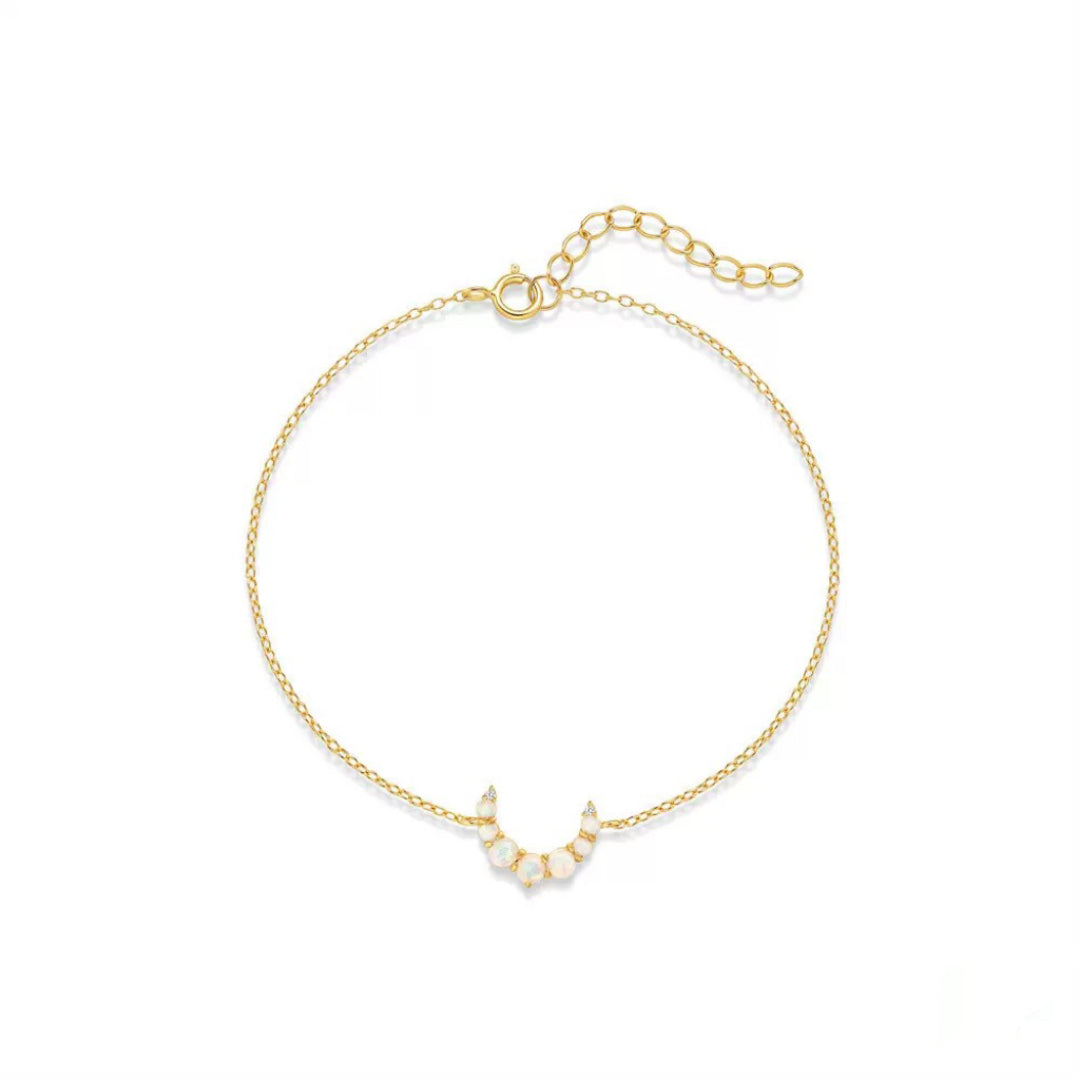 Bracelet fin en argent 925 plaqué or 18K avec un pendentif en forme de croissant de lune orné de petites opales.