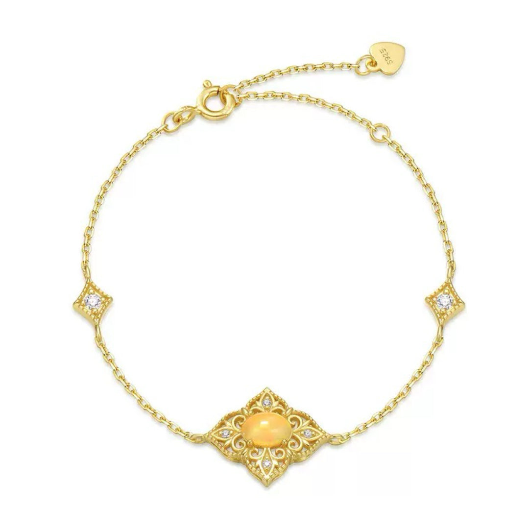Bracelet en argent plaqué or 10K avec une opale centrale ovale et des accents de diamants dans un design bohème