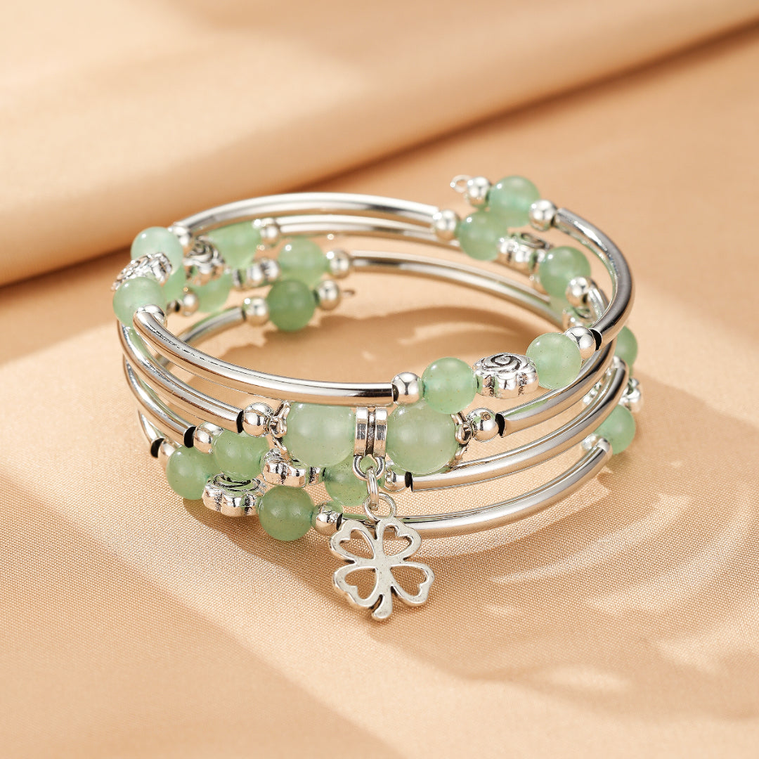 Bracelet jonc argenté avec perles vertes et breloque trèfle à quatre feuilles, quatre feuilles pour la chance