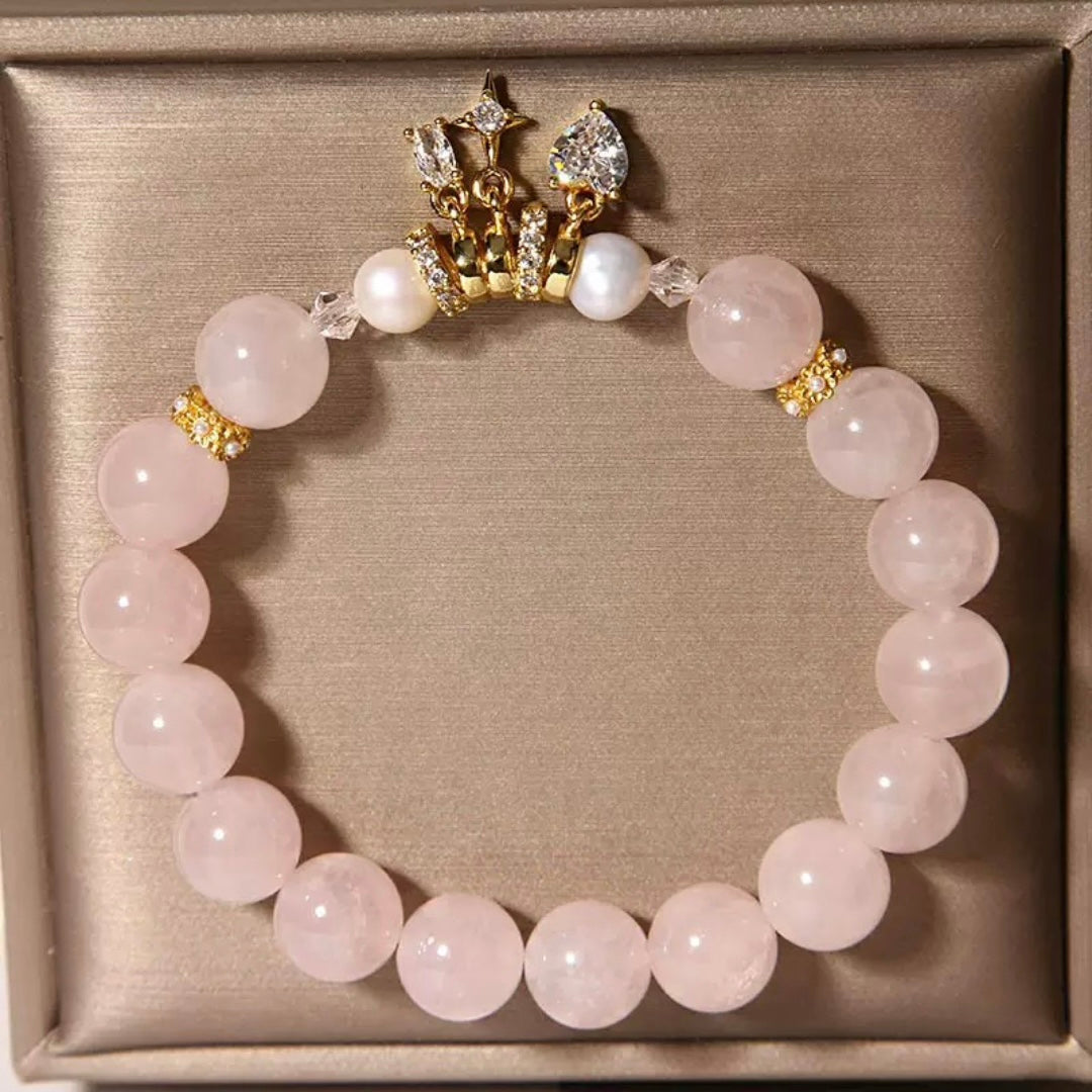 Bracelet en quartz rose et perles avec un pendentif en forme de couronne orné de zirconiums et de perles d'eau douce.
