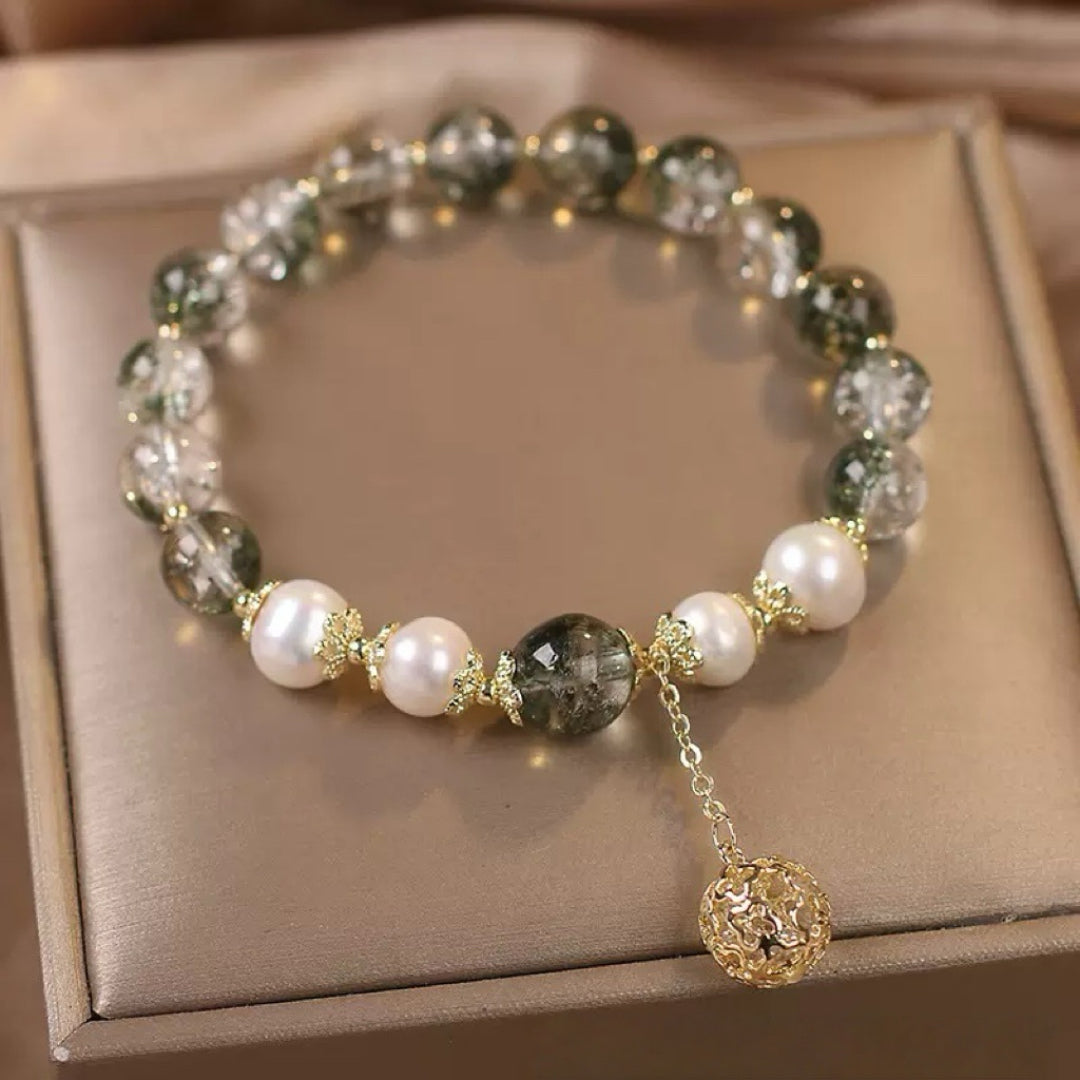 Bracelet élastique en quartz vert et perles blanches d'eau douce, orné d'un pendentif ajouré doré, style Harmonie Royale.
