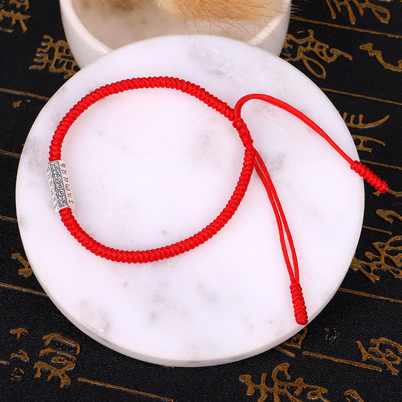 Bracelet Six Mantras Fil Rouge en argent gravé, symbole d'harmonie et de créativité.