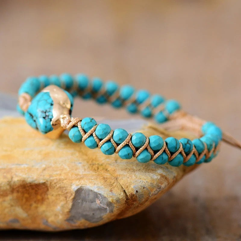 Bracelet Fil d'Amour avec turquoise naturelle et fermoir plaqué or sur fond rocheux rocheux rocheux