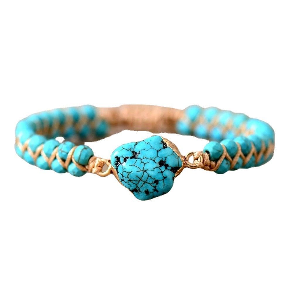 Bracelet Fil d'Amour en argent plaqué or avec une pierre de turquoise brute centrale et des perles de turquoise bleues alternant avec un cordon tressé beige.
