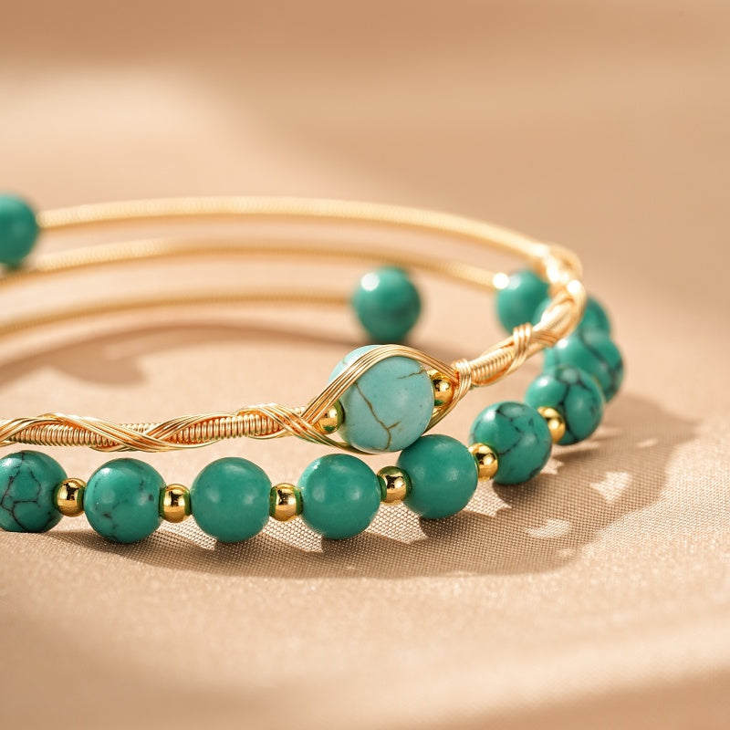 Bracelet turquoise et doré avec des perles en pierre naturelle et des détails torsadés, style bohème chic.