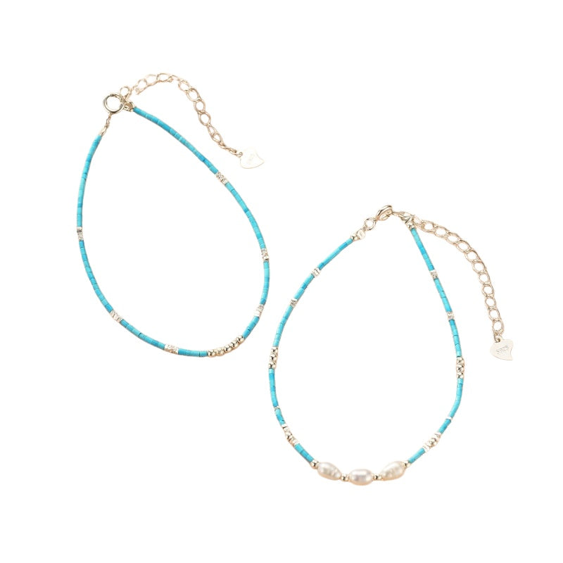 Deux bracelets fins en argent et turquoise, l'un orné de perles de culture blanches, l'autre de petites perles argentées.