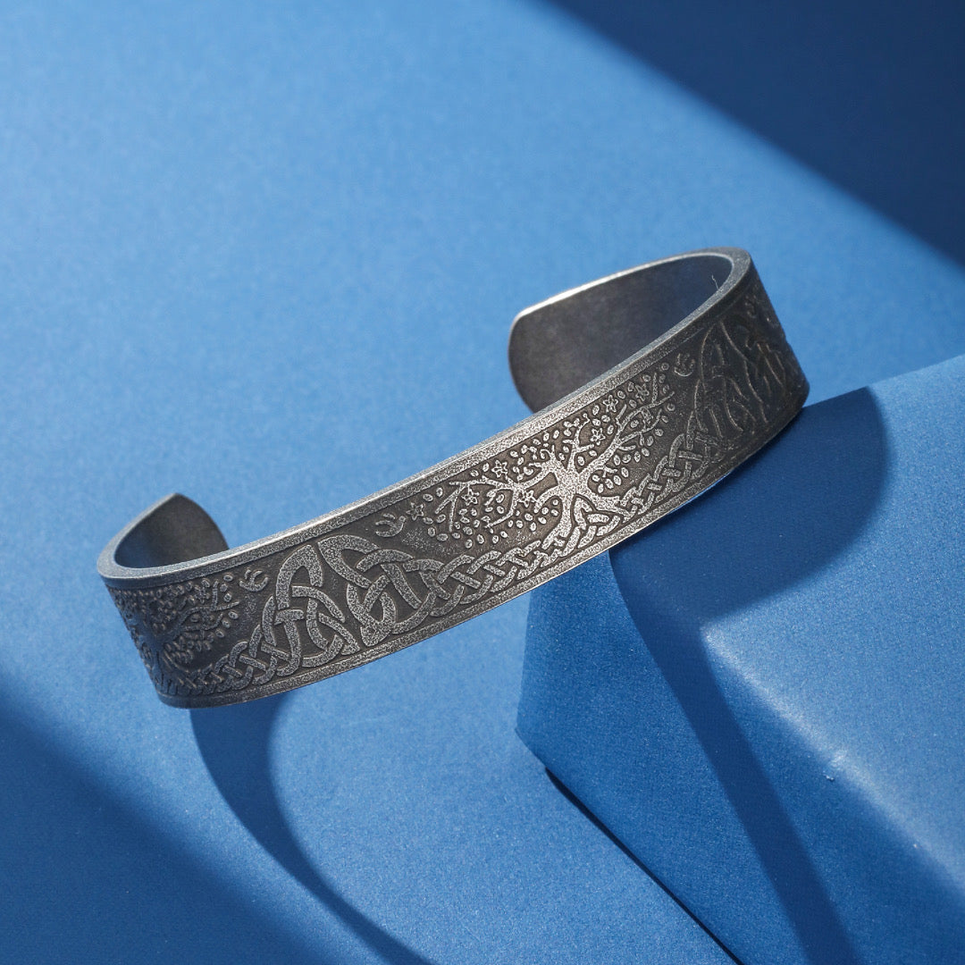 Bracelet manchette viking en métal argenté, orné de l'Arbre de Vie celtique entrelacé, symbole de force et de sagesse.