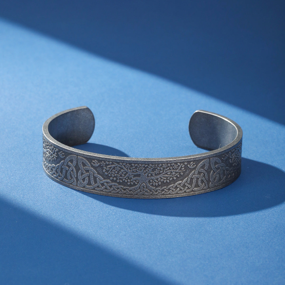 Bracelet viking Arbre de Vie en métal argenté vieilli, gravé de motifs celtiques entrelacés représentant l'arbre de vie, symbole de force et de sagesse.