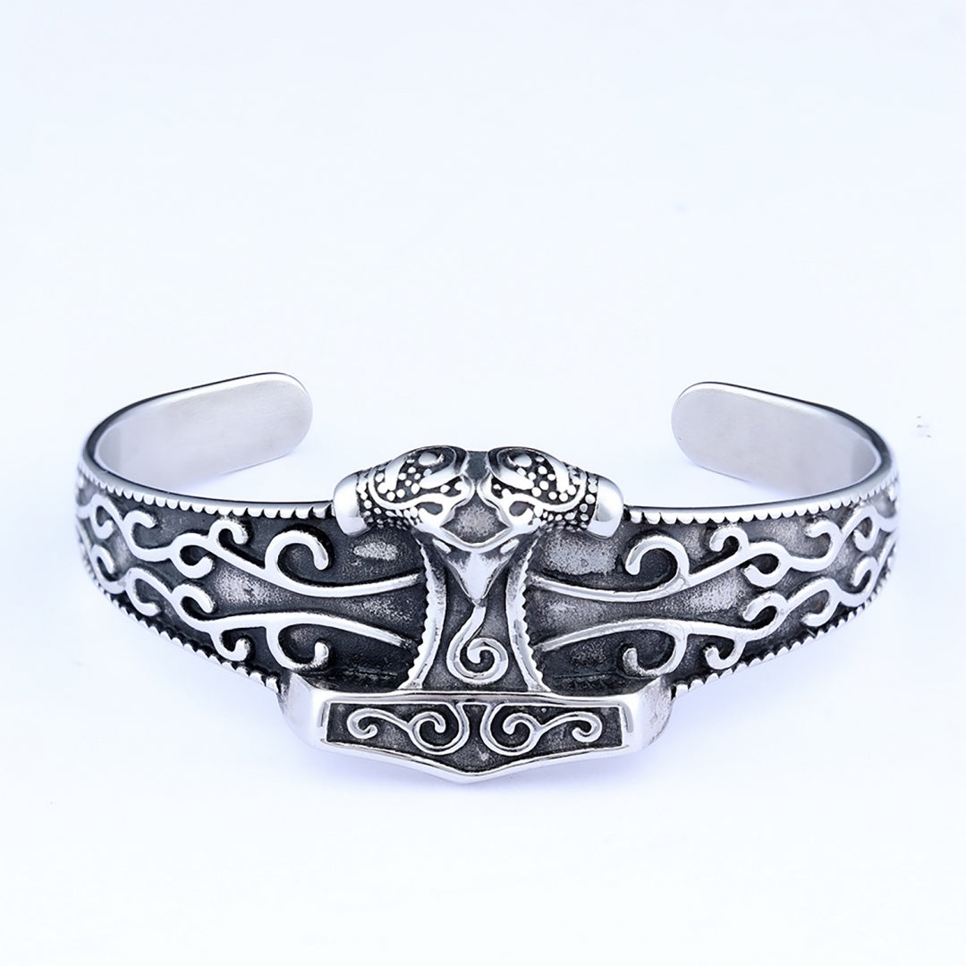 Bracelet jonc viking en acier inoxydable orné du marteau de Thor et de motifs stylisés.