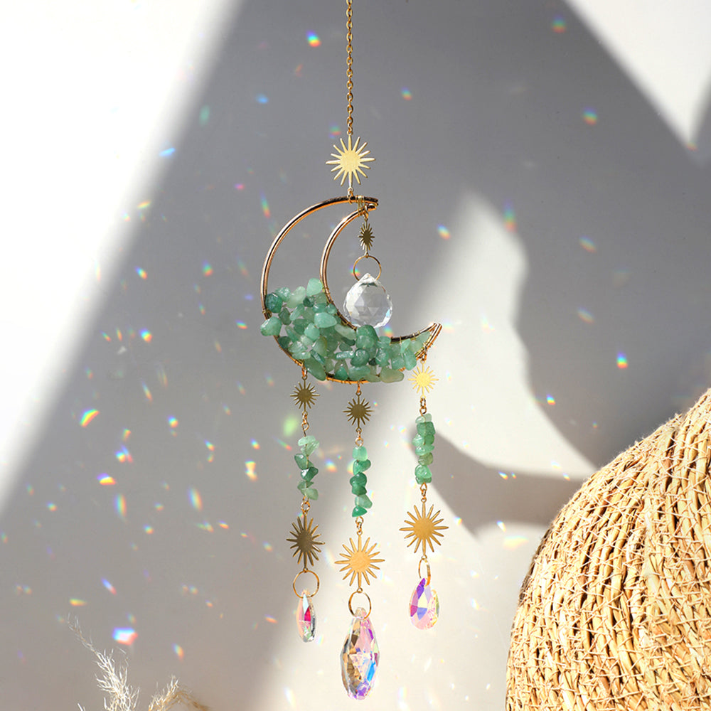 Capteur de soleil "Amour Lunaire" suspendu, orné de pierres d'aventurine verte et de cristaux, avec des étoiles dorées, capturant la lumière pour créer des reflets arc-en-ciel.