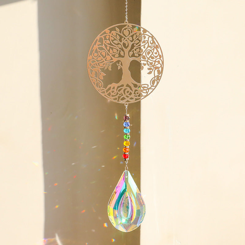 Capteur de soleil Arbre de Vie en métal avec une chaîne de perles colorées et un cristal facetté en forme de larme reflétant l'arc-en-ciel.