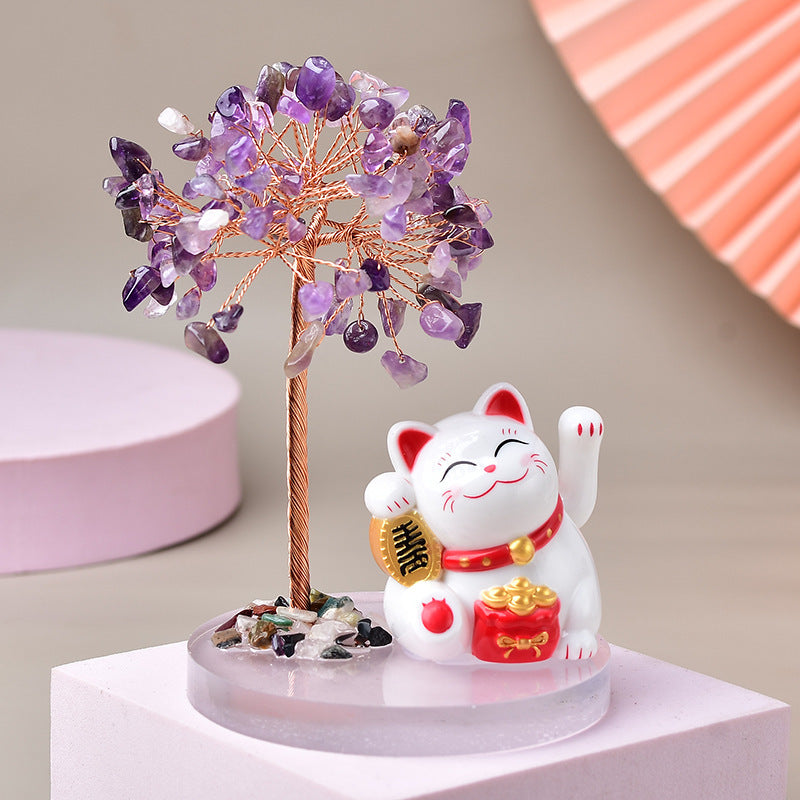 Arbre de vie "Chance" avec des pierres d'améthyste violettes et un chat Maneki-neko blanc porte-bonheur tenant une pièce d'or, posé sur un socle transparent.