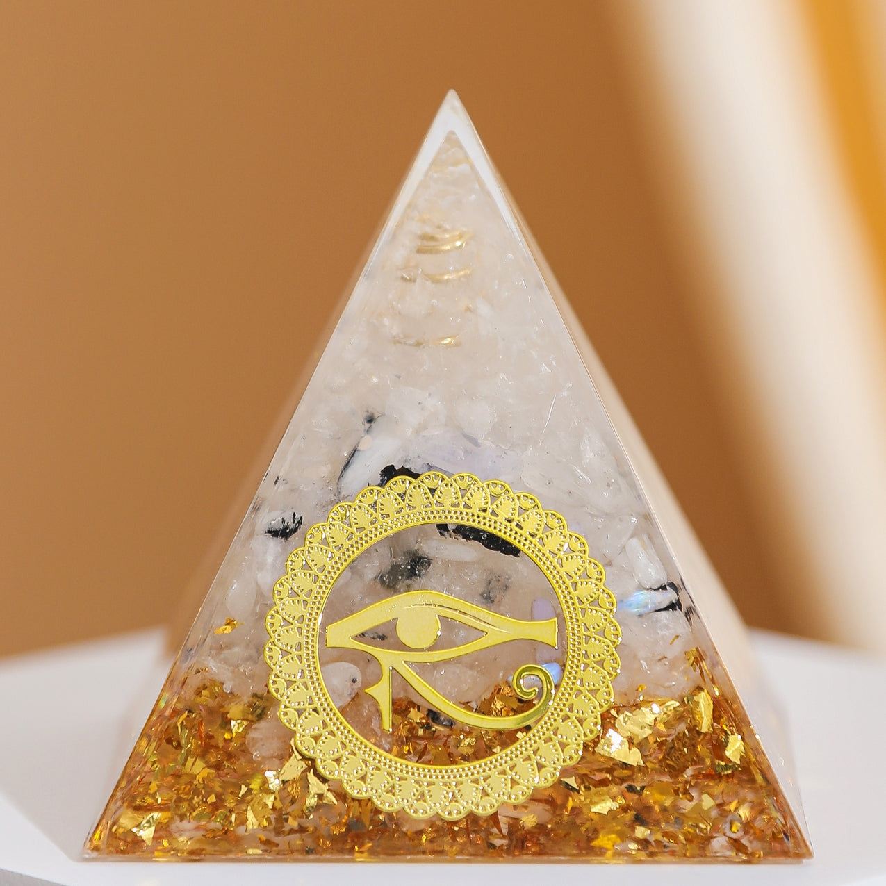 Clarté Protectrice – Pyramide Orgonite Œil Oudjat en Quartz Clair