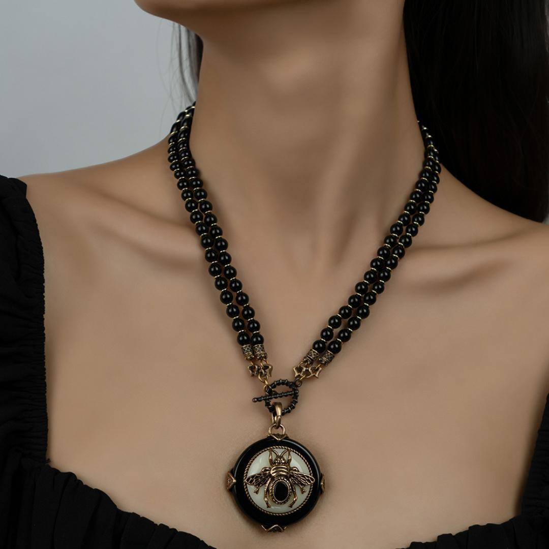 Collier Agate Noire – Abeille Royale