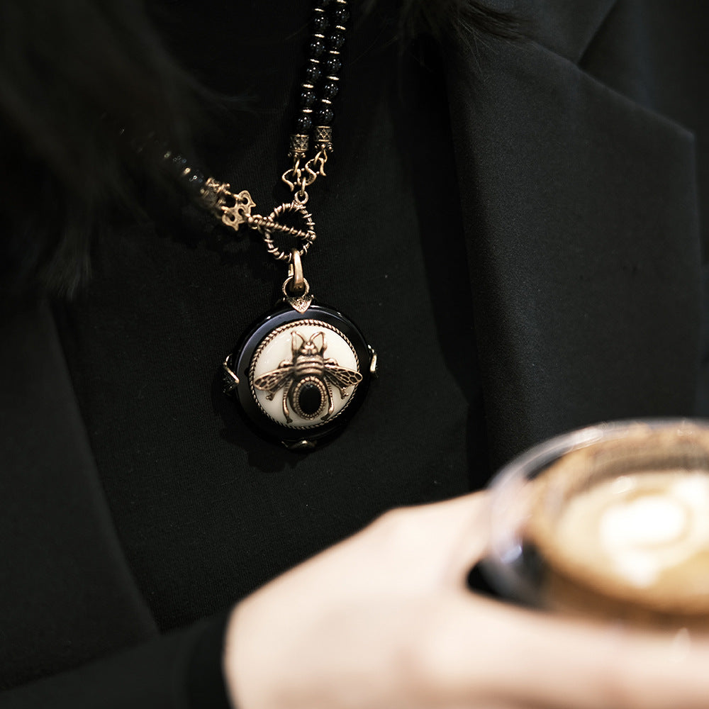 Collier Agate Noire – Abeille Royale