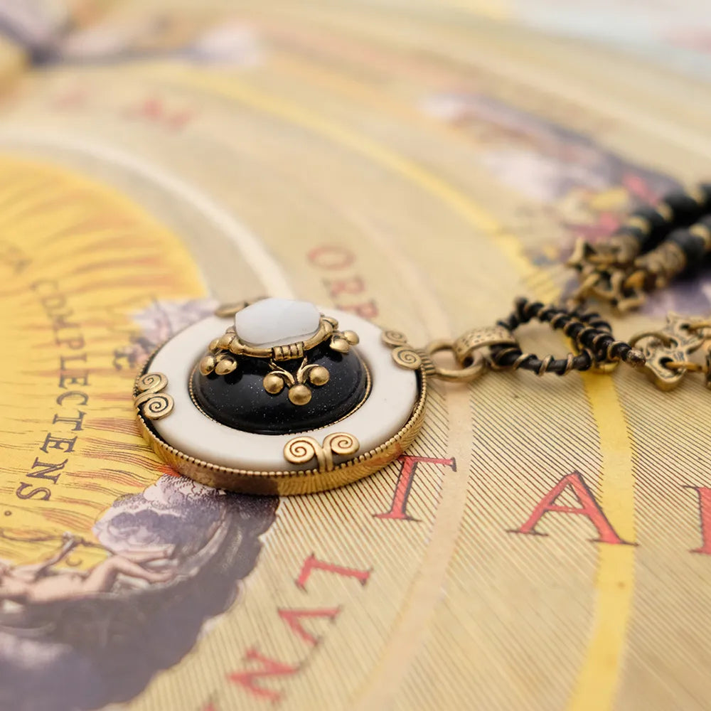 Collier Agate Noire – Fleur de Lys