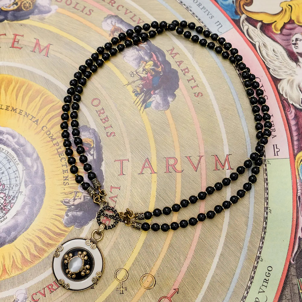 Collier Agate Noire – Fleur de Lys