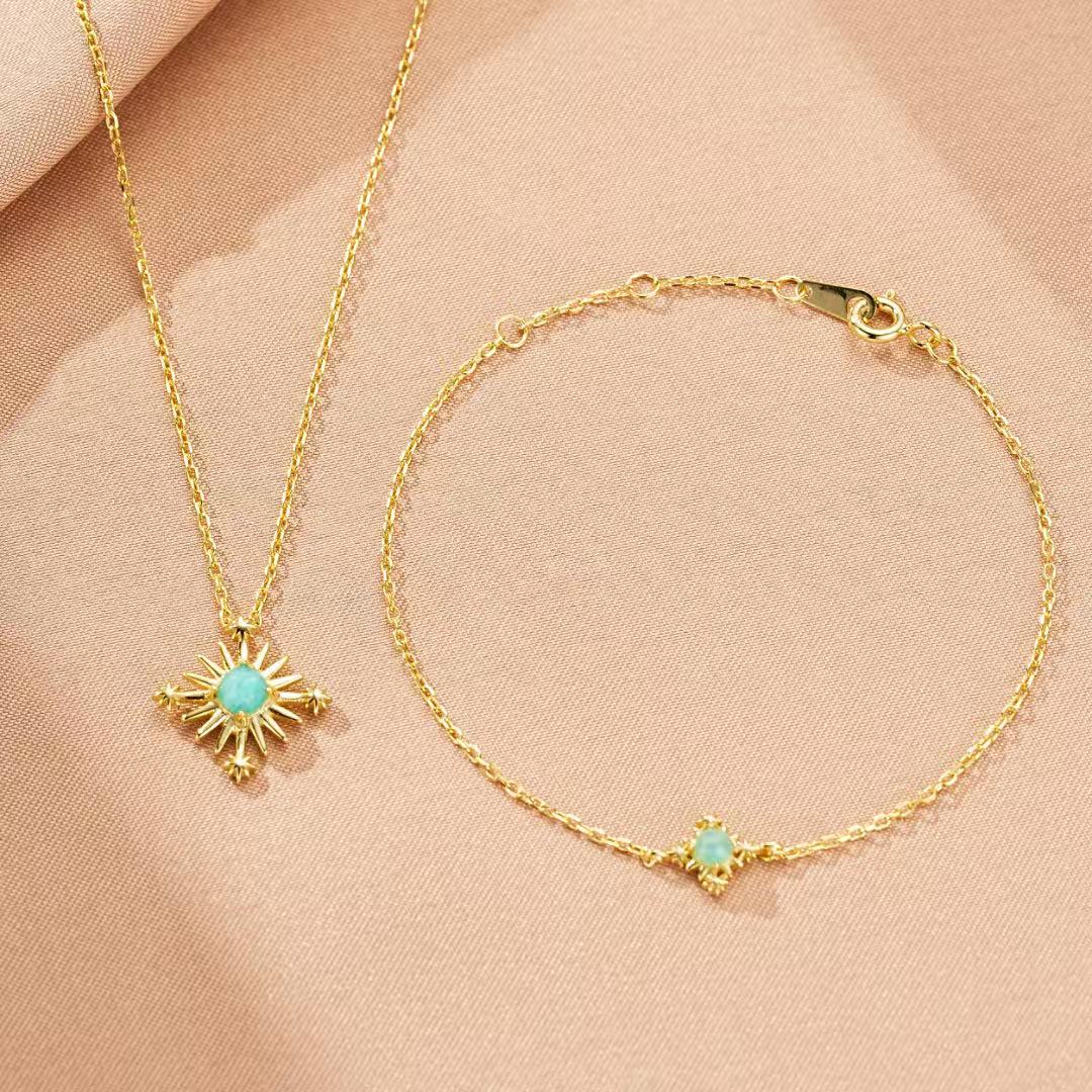 Ensemble de bijoux en or plaqué comprenant un collier avec un pendentif en forme d'étoile orné d'une pierre d'amazonite et un bracelet assorti