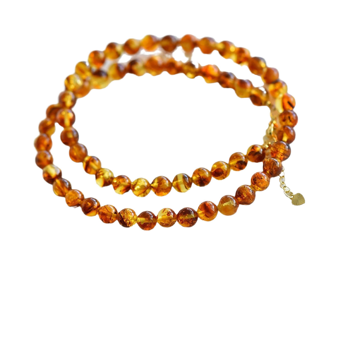 Collier en perles d'ambre naturel aux reflets dorés et miel, modèle Lumière Ancestrale avec fermoir délicat