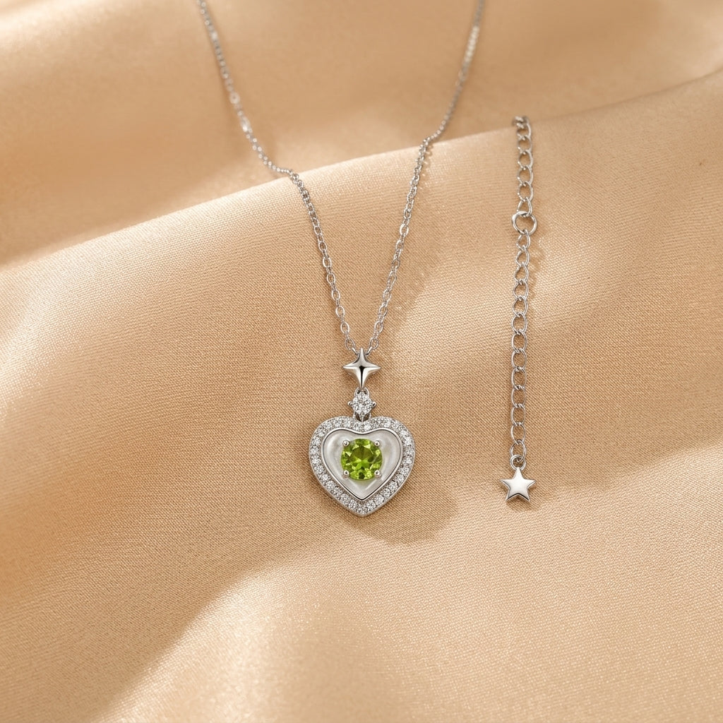 Collier en argent plaqué or 18K avec pendentif cœur serti d'une pierre verte centrale et entouré de petites pierres scintillantes, chaîne délicate avec étoile.