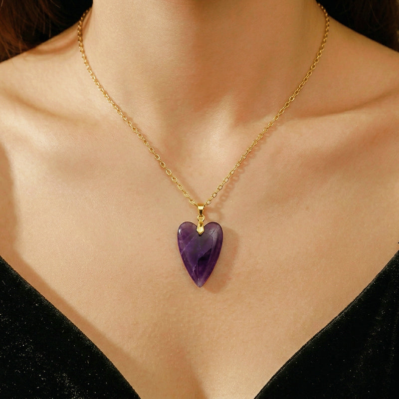 Collier ras du cou en or avec un pendentif en forme de cœur d'améthyste violette profonde.