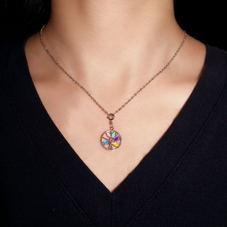 Collier Arbre de Vie Éclat Joyeux en argent avec pendentif rond orné d'un arbre aux feuilles multicolores
