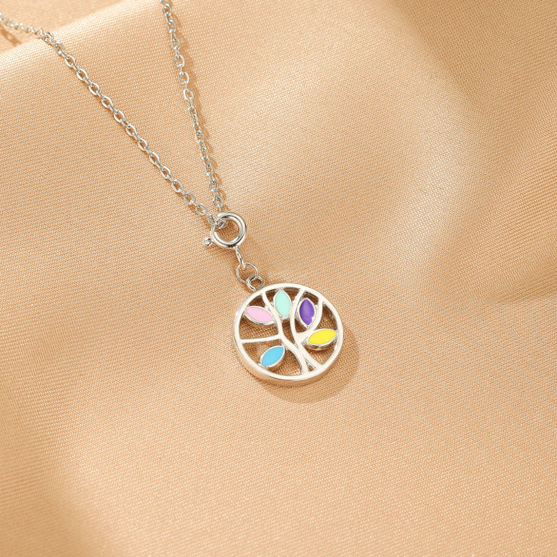Collier Arbre de Vie en argent avec des feuilles colorées émaillées : rose, bleu clair, violet, jaune et bleu.