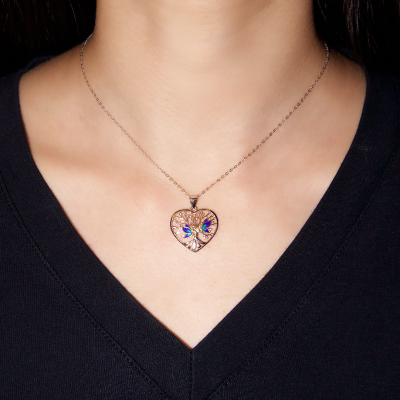 Collier Arbre de Vie en argent 925, avec un pendentif en forme de cœur orné d'un arbre stylisé et d'un papillon bleu.