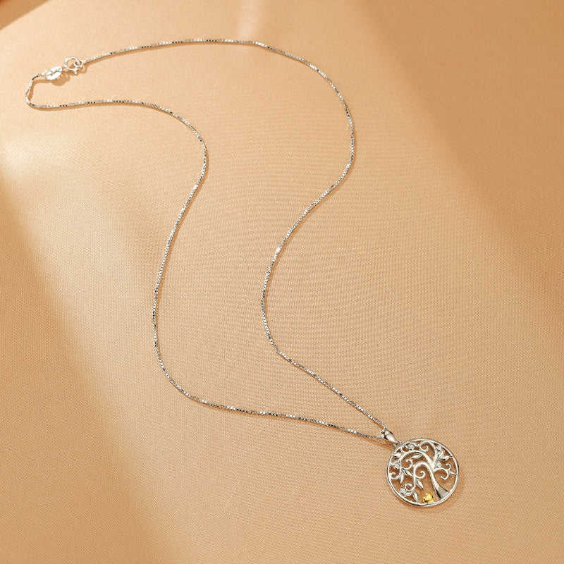 Collier Arbre de Vie en argent 925 avec pendentif rond ajouré, chaîne fine et délicate.