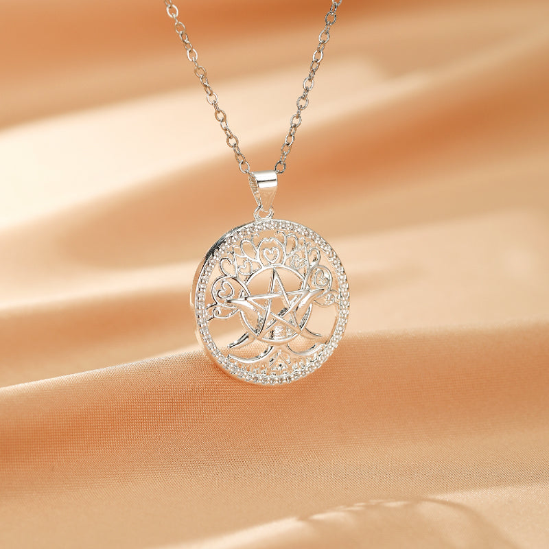 Collier Arbre de Vie en argent avec un pendentif rond ajouré orné d'une étoile et de cœurs, symbolisant l'harmonie.