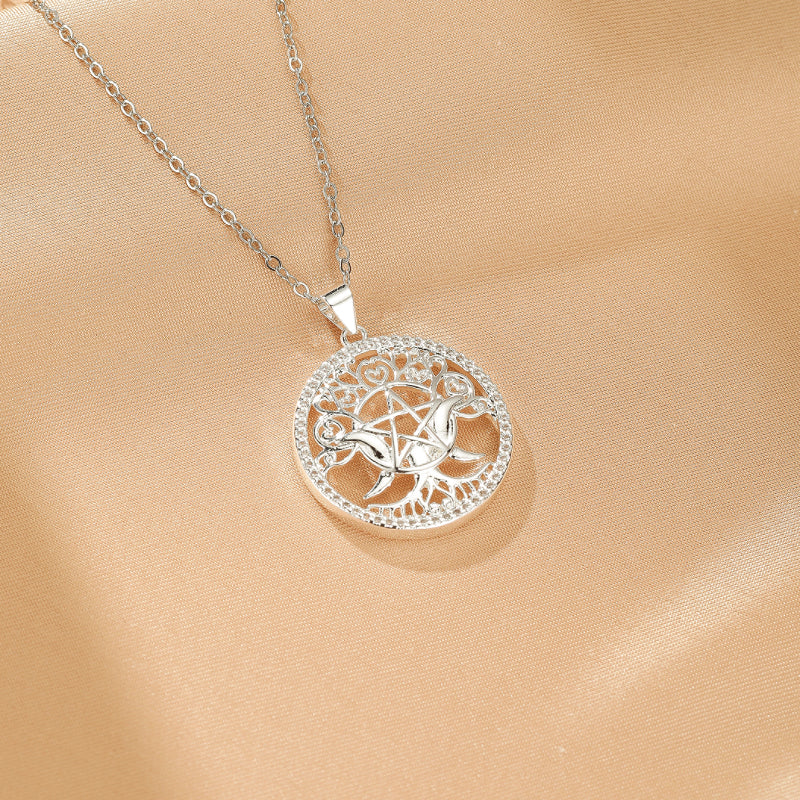 Collier Arbre de Vie en argent avec un pentacle au centre, entouré d'une bordure ciselée de pierres scintillantes.
