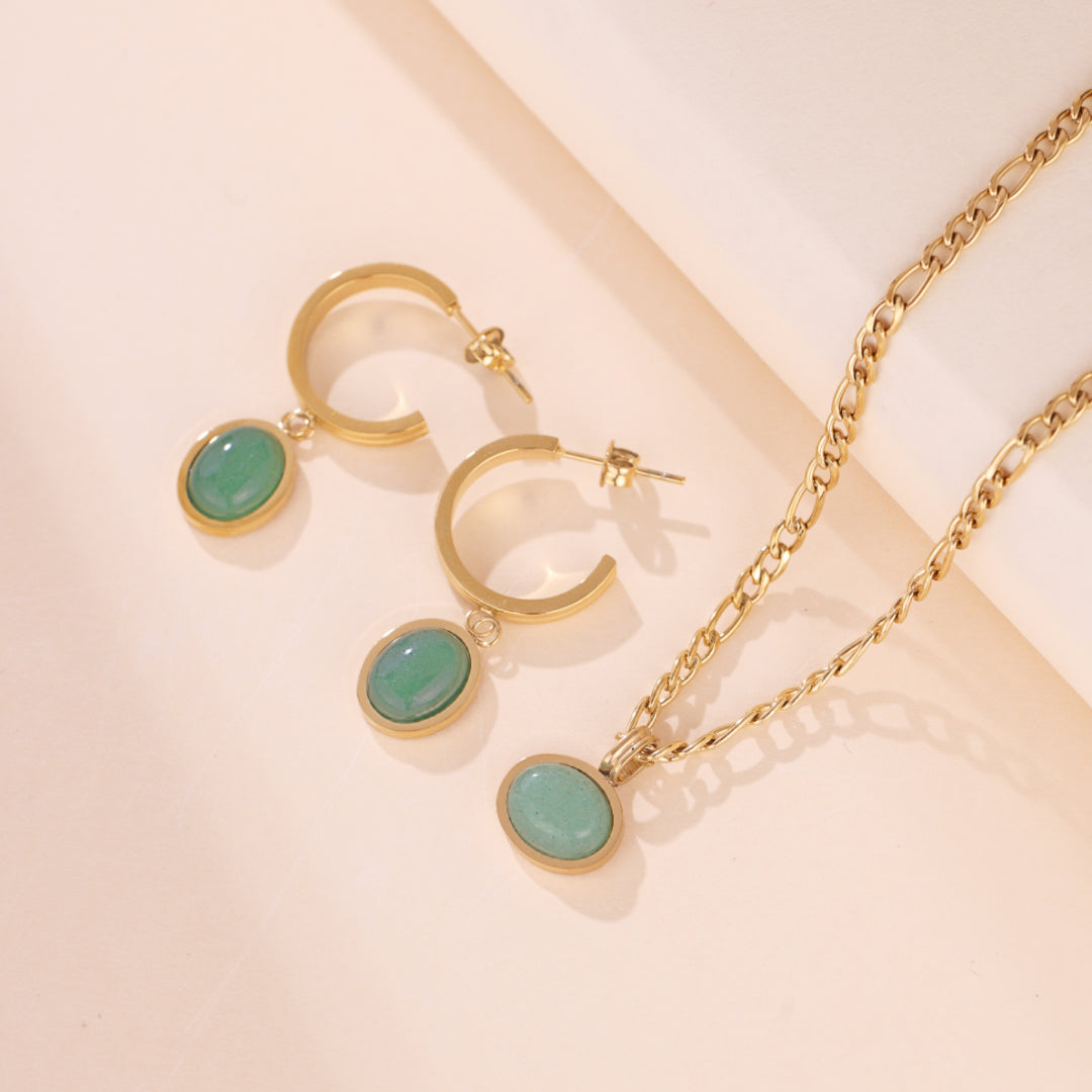 Ensemble de collier et boucles d'oreilles en plaqué or avec pendentifs ovales en aventurine verte naturelle.