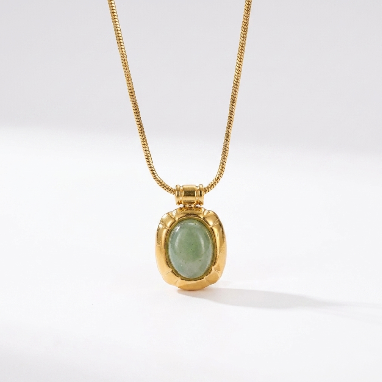 Collier en or jaune avec un pendentif ovale en aventurine verte, monté sur une chaîne serpent.