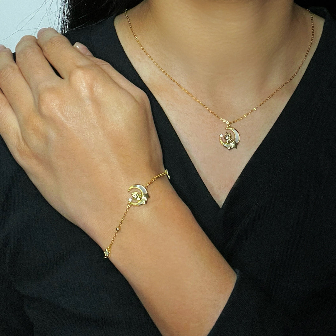 Pendentif cheval sur croissant de lune, symbole de liberté et d'intuition, idéal pour femme en quête de sens.