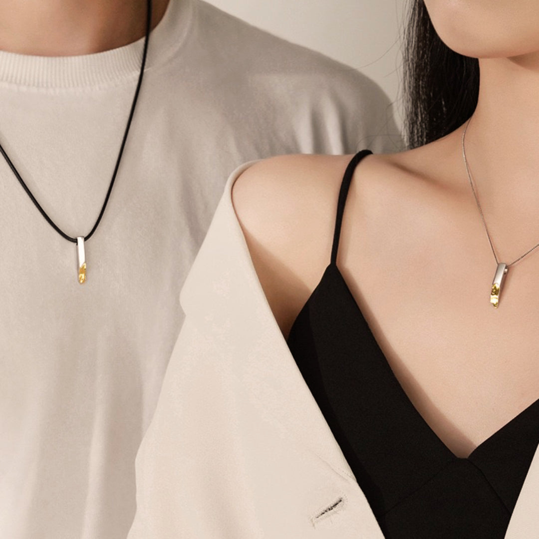 Un homme et une femme portent des colliers assortis "Lignes d’Essence" en argent, symbolisant leur lien.